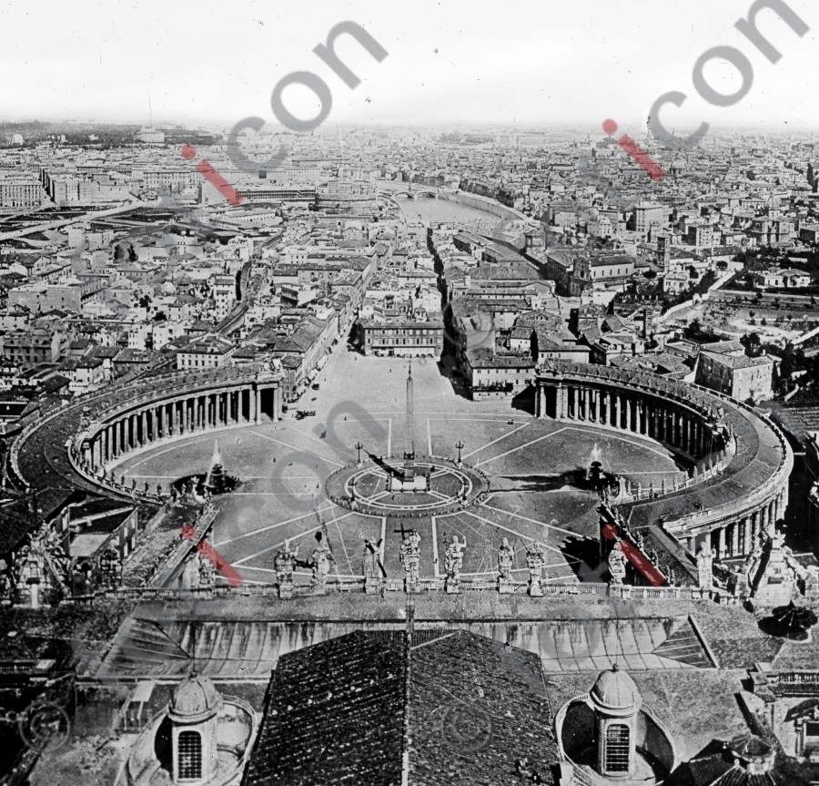 Blick über den Petersplatz auf Rom | View over St. Peter&#039;s Square to Rome - Foto foticon-simon-033-004-sw.jpg | foticon.de - Bilddatenbank für Motive aus Geschichte und Kultur